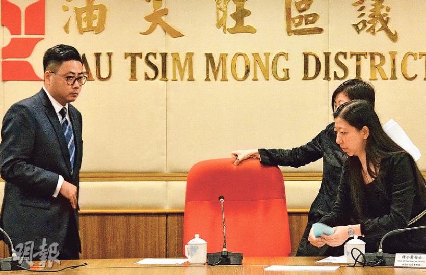 油尖旺區議會昨午選出正副主席，主席由民建聯葉傲冬（左）在沒有競爭下自動當選。（楊柏賢攝）