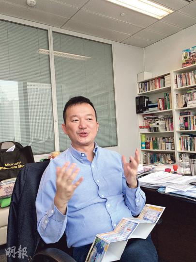 人民力量陳志全說，由於擔心財委會在假期加開會議，讓建制派有機會突擊通過議程，所以假期不敢外遊，留港準備隨時拉布。他訪問期間拿着立法會的月曆，數算未來幾個月的立法會開會日子。（黃振豪攝）