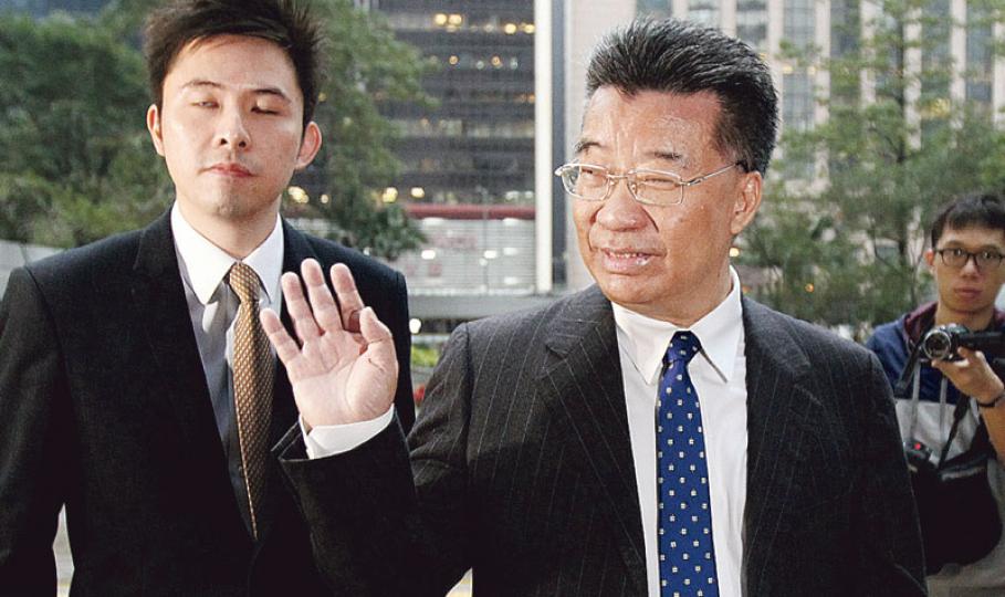 記者昨獲得辯方提及的「第三封信」後，向劉夢熊（前）展示該信件。被問及在事發後可曾再閱讀該信，劉一邊細心閱讀，一邊回答：「往事不堪回首。」（李紹昌攝）