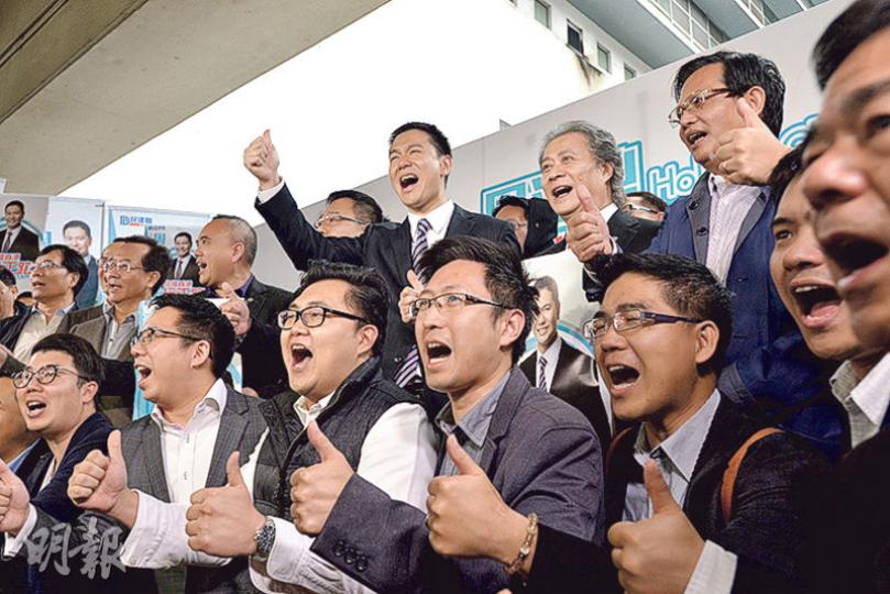 周浩鼎（上排中舉手者）昨報名出選立法會新界東議席補選。周未有正面回應有否憂慮李波失蹤事件影響選情，對於事件有否影響香港言論自由，他稱「太多揣測未必好」。（楊柏賢攝）公民黨楊岳橋（前中）昨在主席余若薇（前左）及黨魁梁家傑（前右）陪同下，到沙田報名參選立法會新界東補選。楊稱「不敢講」李波失蹤事件有利他選情，但相信事件或影響選民投票取向。（楊柏賢攝）