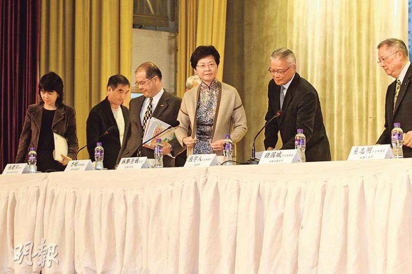 政務司長林鄭月娥出席四大界別「反對撤銷『強積金對冲機制』或降低比例」諮詢會，就全民退休保障議題交換意見，圖為鍾國斌（左二起）、張建宗、林鄭月娥、方剛、張宇人。（李紹昌攝）