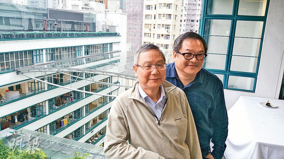 元創方總幹事曾昭學（右）表示，開幕近一年半，截至去年11月底共有逾500萬人次到訪，近期與租戶商討續約進展理想，形容達到預期目標。圖左為副總幹事周金祿。（林浚源攝）