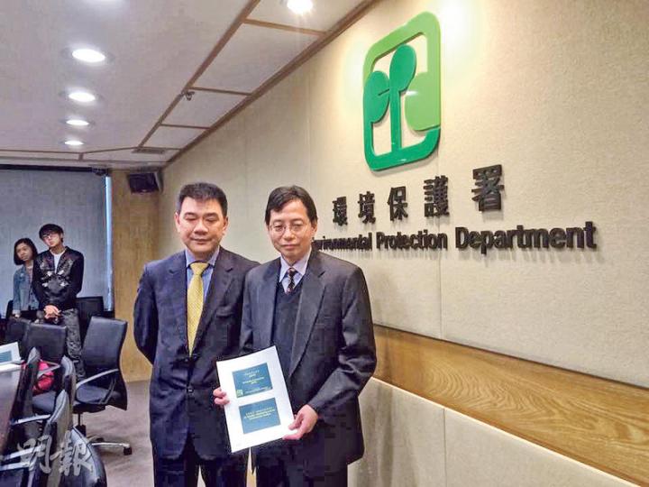 環保署公布本港去年一般監測站和路邊監測站錄得的空氣質素健康指數，達「高」或以上的時數分別較前年減少13%及7%。圖左起為環保署首席環境保護主任方治平、助理署長莫偉全。（賴嘉梨攝）
