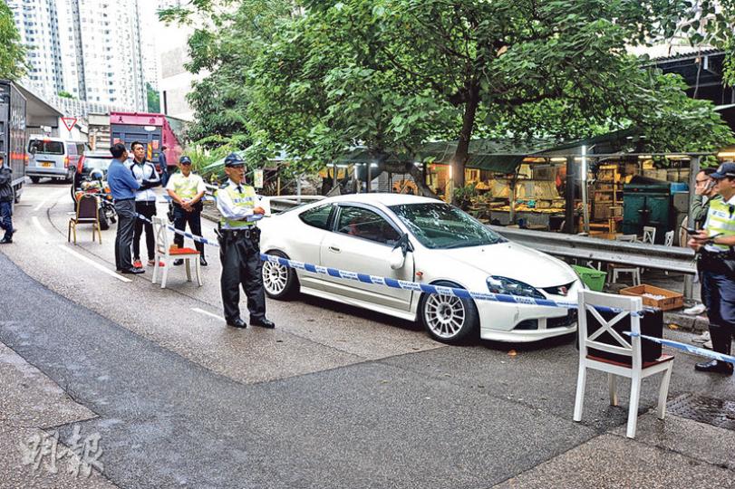 荃灣昨晨發生連環撞警車瘋狂駕駛案，事後警員在海盛路尋回涉案私家車及封鎖現場調查。（蔡方山攝）