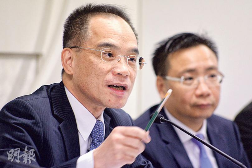 房委會財務小組昨公布最新預算，預測未來5年建屋總開支高達1205億元，財政儲備將大幅下跌至2020年的160億元。房委會財務小組主席蘇偉文（左）形容屆時財政情况「好抆水」，強調會保持警覺，但未來一兩年仍不需要尋求政府注資。（黃志東攝）