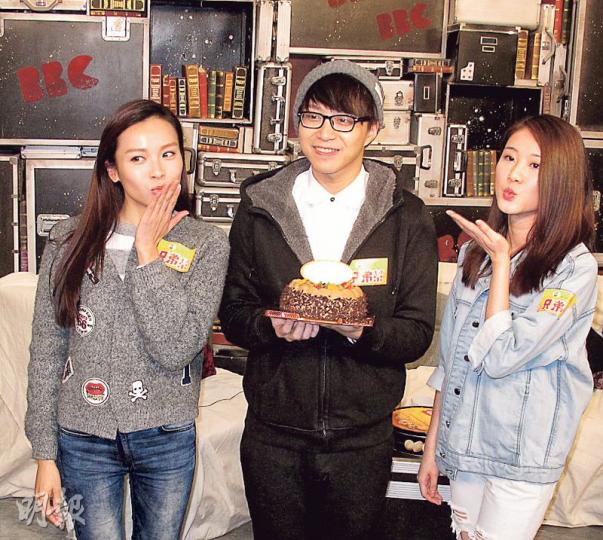 吳業坤(中)獲李佳芯(左)及鄧佩儀(右)送上蛋糕兼派飛吻,賀他橫掃樂壇新人獎。(攝影鎅O者:鍾一虹) 吳業坤(中)獲李佳芯(左)及鄧佩儀(右)送上蛋糕兼派飛吻,賀他橫掃樂壇新人獎。(攝影鎅O者:鍾一虹)