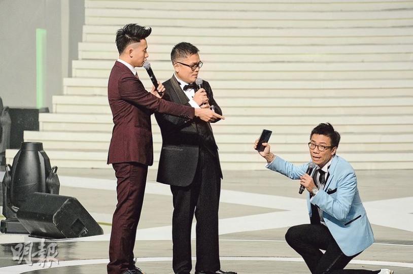 DJ羅啟新、斌仔及曾志豪笑李克勤是贏得「十大中文Barcode獎」。(攝影:鍾偉茵、孫華中、陳釗) DJ羅啟新、斌仔及曾志豪笑李克勤是贏得「十大中文Barcode獎」。(攝影:鍾偉茵、孫華中、陳釗)