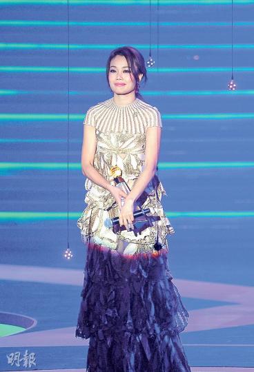 容祖兒昨晚捧走4個獎成為女歌手大贏家。(攝影:鍾偉茵、孫華中、陳釗)張敬軒獲頒「全國最佳男歌手獎」時稱十分意外。(攝影:鍾偉茵、孫華中、陳釗)吳業坤再次贏得新人金獎,成為「大滿貫」新人王。(攝影:鍾偉茵、孫華中、陳釗)C AllStar跟容祖兒、陳奕迅睇齊,共獲頒4個獎。(攝影:鍾偉茵、孫華中、陳釗)林子祥從太太葉蒨文手中接過「名人堂」獎座。(攝影:鍾偉茵、孫華中、陳釗)麥浚龍、謝安琪合唱的《羅生門》獲頒「全球華人至尊金曲獎」。(攝影:鍾偉茵、孫華中、陳釗) 容祖兒昨晚捧走4個獎成為女歌手大贏家。(攝影:鍾偉茵、孫華中、陳釗)張敬軒獲頒「全國最佳男歌手獎」時稱十分意外。(攝影:鍾偉茵、孫華中、陳釗)吳業坤再次贏得新人金獎,成為「大滿貫」新人王。(攝影:鍾偉茵、孫華中、陳釗)C AllStar跟容祖兒、陳奕迅睇齊,共獲頒4個獎。(攝影:鍾偉茵、孫華中、陳釗)林子祥從太太葉蒨文手中接過「名人堂」獎座。(攝影:鍾偉茵、孫華中、陳釗)麥浚龍、謝安琪合唱的《羅生門》獲頒「全球華人至尊金曲獎」。(攝影:鍾偉茵、孫華中、陳釗)