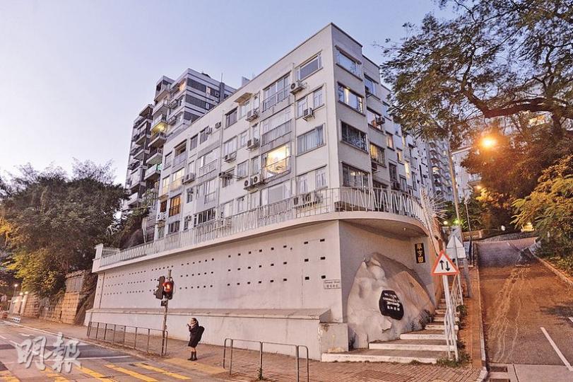 樓齡達半世紀的九龍塘翠亨園，一伙面向歌和老街的低層E室，業主已破產，單位現時淪為銀主盤，開價1500萬元。（馮凱鍵攝）