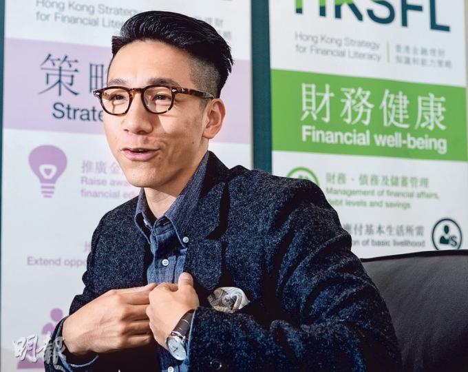 柳俊江透露，在大學時申請信用卡後，消費習慣逐漸形成，在畢業時拖欠卡數約萬多元，由於當時2003年香港發生SARS，經濟環境不好，人工又低，所以用了一兩年時間才還清卡數。（劉焌陶攝）