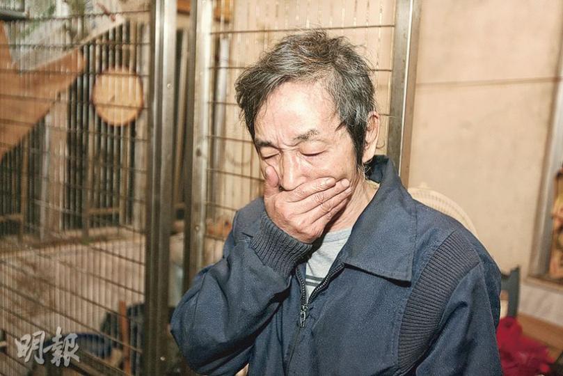 金鷹主人陳耀榮家中仍保留着金鷹居住的鐵籠，表示難捨金鷹陪伴他度過的歲月，提及過去種種的回憶，更傷心得流男兒淚。（伍浦鋒攝）
