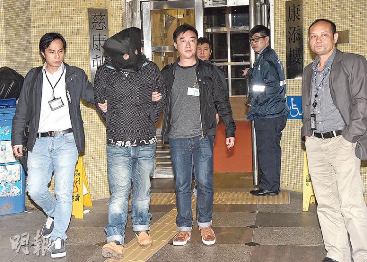 重案組探員將涉案男司機黑布蒙頭，押返慈康邨康潻樓寓所蒐證，其後再帶返警署扣查。（蔡方山攝）