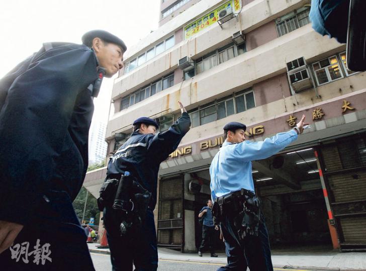 警方昨派出約30名軍裝及便裝探員，到銅鑼灣書店負責人李波失蹤前最後現身的柴灣港鐵站對出工廈向巿民查詢，追查李失蹤時段內有沒有人目擊與案件有關情况。（李紹昌攝）