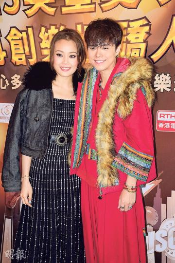 容祖兒跟軒仔在各大頒獎禮上各奪12個獎成為大贏家。(攝影﹕梁迺楠、孫華中、鍾偉茵)朱明銳跟容祖兒世紀握手,證明破冰成功。(攝影﹕梁迺楠、孫華中、鍾偉茵)容祖兒第12年獲「最優秀流行歌手大獎(女歌手)」獎項,笑言希望公司可以頒「老人金牌」給她。(攝影﹕梁迺楠、孫華中、鍾偉茵) 容祖兒跟軒仔在各大頒獎禮上各奪12個獎成為大贏家。(攝影﹕梁迺楠、孫華中、鍾偉茵)朱明銳跟容祖兒世紀握手,證明破冰成功。(攝影﹕梁迺楠、孫華中、鍾偉茵)容祖兒第12年獲「最優秀流行歌手大獎(女歌手)」獎項,笑言希望公司可以頒「老人金牌」給她。(攝影﹕梁迺楠、孫華中、鍾偉茵)