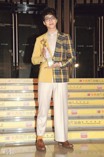 坤哥大滿貫橫掃新人獎,以「一闊三大」鴛鴦褲造型示人。(攝影﹕孫華中、鍾偉茵) 坤哥大滿貫橫掃新人獎,以「一闊三大」鴛鴦褲造型示人。(攝影﹕孫華中、鍾偉茵)