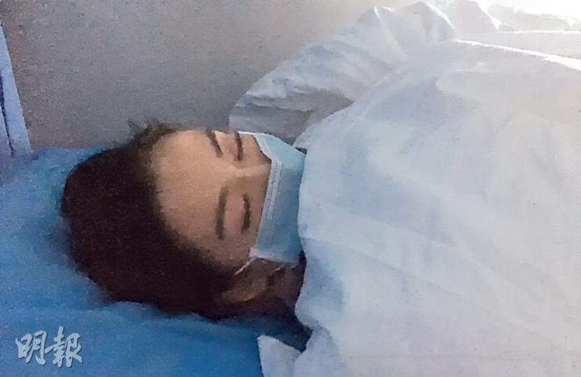 Baby臥病在牀,昨晚未能出席內地微博之夜,她在微博分享照片說:「謀殺似水年華,微博之夜,對不住了,今天倒下了。」(微博圖片) Baby臥病在牀,昨晚未能出席內地微博之夜,她在微博分享照片說:「謀殺似水年華,微博之夜,對不住了,今天倒下了。」(微博圖片)