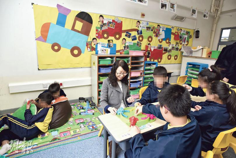 香海正覺蓮社佛教普光學校副校長吳慧珊（中）說，教特殊學習需要學生，一定要體察他們的需求，例如該校課室設有舒鬆區（左方），學生上課累時可躺下休息；又有學習區（右方），備有各種小玩具讓學生調節心情。（陳淑安攝）