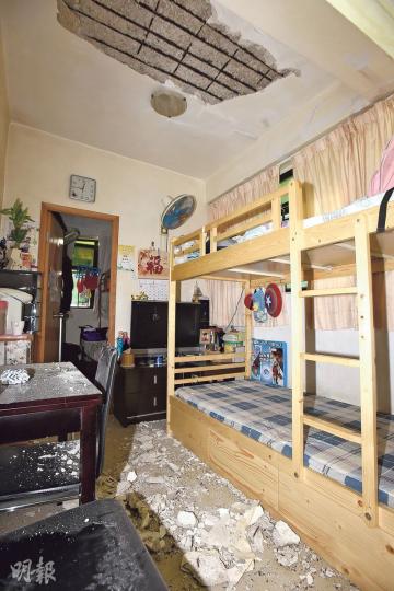 現場所見，發生天花石屎剝落的劏房單位，碌架牀及地上滿佈石屎碎塊，天花則露出大幅鏽蝕鋼筋。（蔡方山攝）