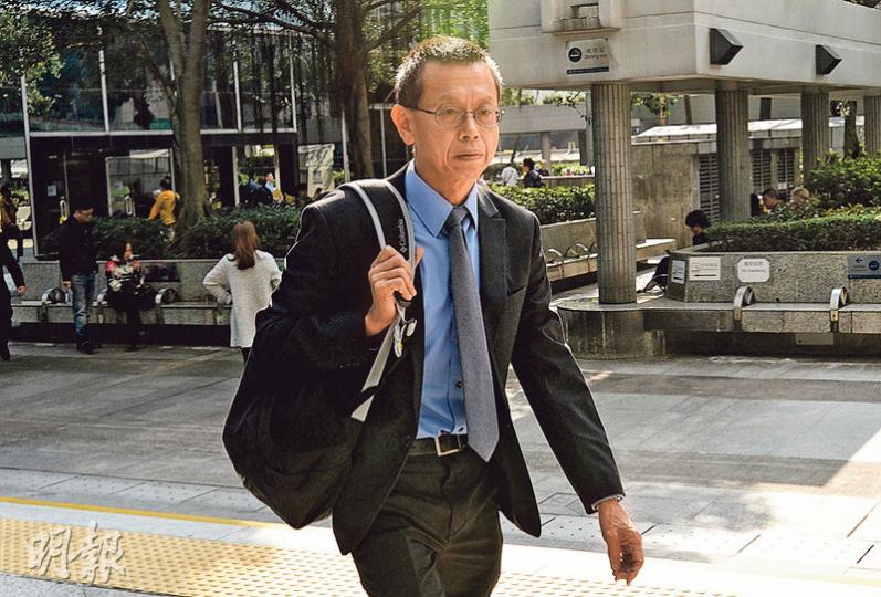 海事處前高級驗船督察黃鑑清被控在海難調查委員會聆訊中作假證供，訛稱檢查時確認南丫四號上有12件小童救生衣，案件昨續審。（楊柏賢攝）時任港燈海事主任鄧雲安（左）昨供稱，南丫四號在海難發生之前，一直沒配備兒童救生衣。被問到行內有人利用「道具」通過驗船，鄧強調港燈是大公司，「我哋公司係唔會呃人」。（黃建邦攝）