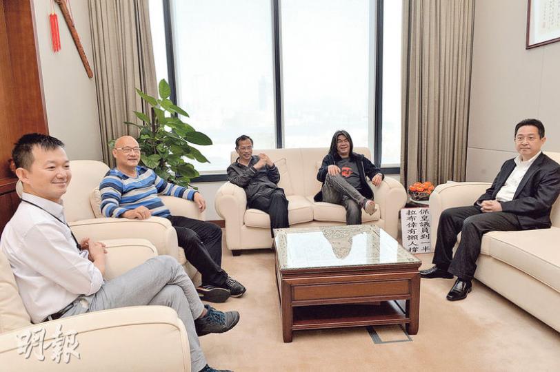立法會主席曾鈺成昨早分三批約見建制及泛民陣營。社民連及人民力量議員表示，曾鈺成提出考慮「限時討論」的「剪布」手法，但遭他們強烈反對。陳偉業又說，不擔心會阻礙財政預算案審議，稱主席有權調動議程。圖左起為人民力量陳志全、陳偉業、曾鈺成、社民連梁國雄、立會秘書長陳維安。 （蘇智鑫攝）