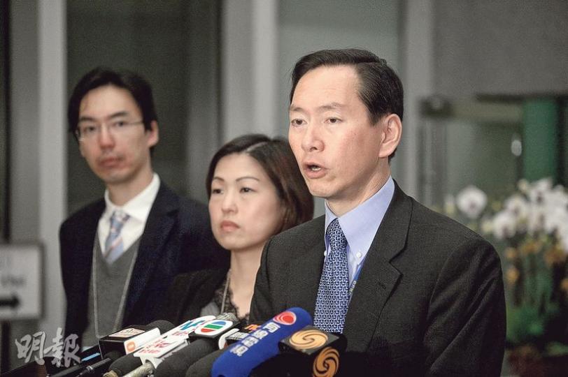 降低食物中鹽和糖委員會昨舉行第3次會議，主席陳智思（右）會後表示，初步建議本港參考外國，於預先包裝產品推行自願標籤制度，設低糖及低鹽標籤，期望最快年底推行。（鍾林枝攝）