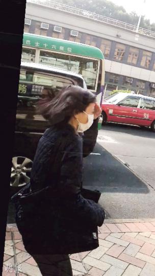 證人梁麗萍（圖）供稱，其友人陳曉玲以WhatsApp告訴她「主任話超多人叩門，可能聽日會畀試題你， 要準備好啲」。她收到題目時感到出奇，懷疑是真正面試題目，認為不應在面試前得到。（羅霜寧攝）