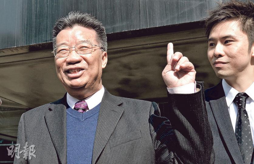 劉夢熊被指意圖妨礙司法公正，他昨稱將會自辯，笑着舉起食指說「大家拭目以待」。（楊柏賢攝）