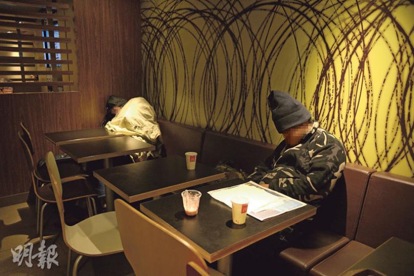 有露宿者調查發現，在24小時快餐店度宿的「麥難民」兩年升3.5倍。在深夜尖沙嘴的24小時麥當勞內，有人戴冷帽及自備棉被，準備在內宿一宵。（鍾林枝攝）本港租金不斷升，走進通宵麥當勞度宿的「麥難民」倍增，每逢深宵，麥當勞不止招呼食客，還有大批無家者棲身。（林俊源攝）