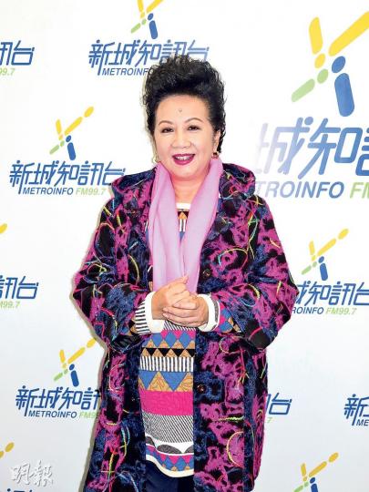 薛家燕是新城電台的王牌主持,可惜節目改革,《開心家天下》要跟聽眾道別,新節目每星期只主持1日。(攝影鎅O者:楊安莉)Bob昨日開咪時一臉愁容。(攝影鎅O者:楊安莉)范振鋒表示畢業開始就在新城工作,對於部分台前幕後同事要離開感不捨。(攝影鎅O者:楊安莉)有指林柏希將會升任為副台長,他表示如果公司升他,會樂於嘗試。(攝影鎅O者:楊安莉) 薛家燕是新城電台的王牌主持,可惜節目改革,《開心家天下》要跟聽眾道別,新節目每星期只主持1日。(攝影鎅O者:楊安莉)Bob昨日開咪時一臉愁容。(攝影鎅O者:楊安莉)范振鋒表示畢業開始就在新城工作,對於部分台前幕後同事要離開感不捨。(攝影鎅O者:楊安莉)有指林柏希將會升任為副台長,他表示如果公司升他,會樂於嘗試。(攝影鎅O者:楊安莉)