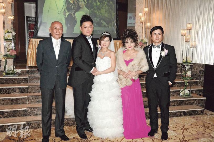 大仔李泳漢結婚,李家鼎與施明開心做老爺、奶奶,細孖李泳豪暫時感情未有着落。(攝影﹕孫華中)新郎李泳漢與新娘子惜得好肉緊,似接吻魚。(攝影﹕孫華中)一對新人穿著中式禮服與裙褂,依傳統向媽咪施明斟茶後跟細佬泳豪合照。(攝影﹕孫華中)徐小鳳是鼎爺偶像,她現身李泳漢婚禮,鼎爺最開心。(攝影﹕孫華中)呂良偉出席婚宴施明接待,阿呂向泳漢教路老婆永遠是對的,財產要畀晒老婆。(攝影﹕孫華中) 大仔李泳漢結婚,李家鼎與施明開心做老爺、奶奶,細孖李泳豪暫時感情未有着落。(攝影﹕孫華中)新郎李泳漢與新娘子惜得好肉緊,似接吻魚。(攝影﹕孫華中)一對新人穿著中式禮服與裙褂,依傳統向媽咪施明斟茶後跟細佬泳豪合照。(攝影﹕孫華中)徐小鳳是鼎爺偶像,她現身李泳漢婚禮,鼎爺最開心。(攝影﹕孫華中)呂良偉出席婚宴施明接待,阿呂向泳漢教路老婆永遠是對的,財產要畀晒老婆。(攝影﹕孫華中)