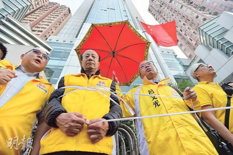 新民主同盟10名成員昨日遊行至中聯辦，要求釋放李波等人並為公眾釋疑。他們戴上和尚頭套，舉起雨傘，用尼龍繩綑綁其中一名成員，寓意內地部門「無法無天」非法綁架。（鄧宗弘攝）中國維權律師關注組、支聯會等團體昨日在灣仔街頭舉行「萬家祝福，棗棗茴香」活動，邀請市民寫「福」字，敦促中國立即釋放被違法扣押和判刑的維權律師及公民，令他們「早早回鄉」。（林俊源攝）