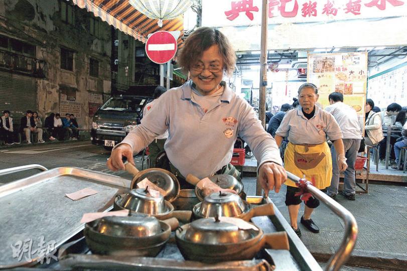 興記菜館負責人陳女士（圖）稱，不能再「擺街」對客人吸引力減，加上天氣暖影響吃煲仔飯的意欲，今年生意大跌一半，以往冬天一晚能賣1000個煲仔飯，現只能賣400至500煲。以每煲約40元計，營業額每晚大減約1至2萬多元。（林俊源攝）