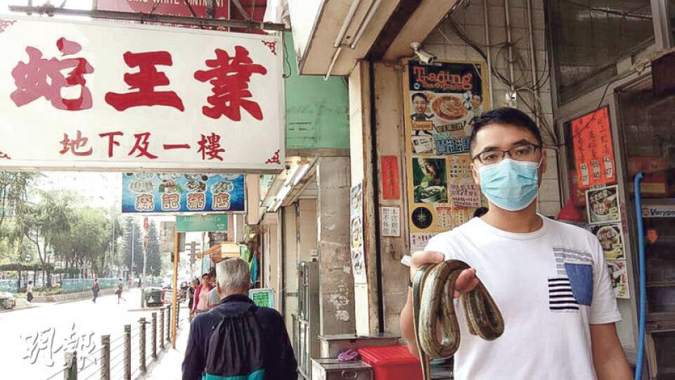 蛇王業負責人張傑生（圖）表示，近日天氣又冷又熱，溫差大加上天氣潮濕，蛇「醒吓又瞓吓」，很消耗體力，甚至易死。訪問期間張傑生發現一條蛇已死去（張手上的蛇），無奈從蛇箱把死蛇取出丟棄。（鄧力行攝）