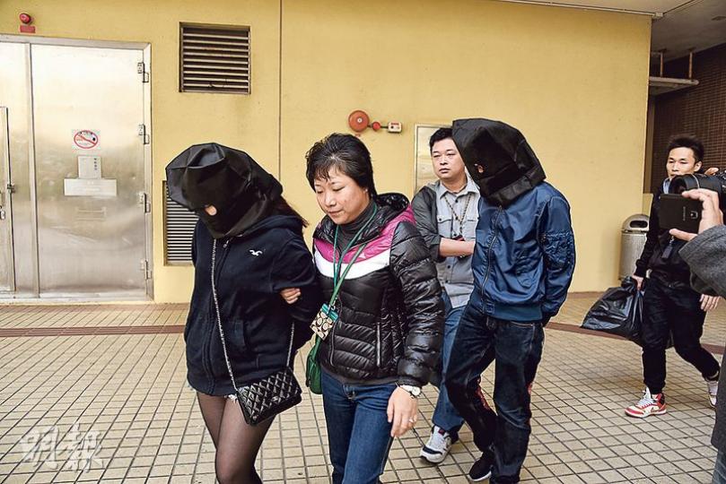 電腦維修店員被人扮客誘到黃大仙毆打，警方昨在葵涌邨拘捕涉案情侶，將兩人押返警署扣查。（林智傑攝）