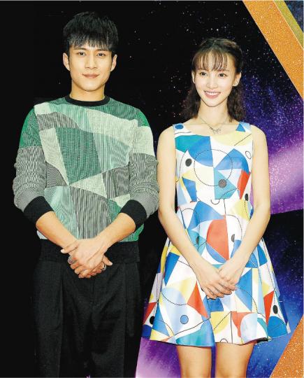 韓東君與金晨因合演劇集《無心法師》而傳出姊弟戀,兩人昨日來港宣傳時零避忌,更互讚對方。(攝影:孫華中)陳瑤表示看過韓東君爆肌,讚對方挺棒,不過沒時間細心看。(攝影:孫華中)韓東君和陳瑤向幸運觀眾送親筆簽名海報,粉絲上台時把握機會跟他們玩自拍,成功後更笑到見牙唔見眼。(攝影:孫華中) 韓東君與金晨因合演劇集《無心法師》而傳出姊弟戀,兩人昨日來港宣傳時零避忌,更互讚對方。(攝影:孫華中)陳瑤表示看過韓東君爆肌,讚對方挺棒,不過沒時間細心看。(攝影:孫華中)韓東君和陳瑤向幸運觀眾送親筆簽名海報,粉絲上台時把握機會跟他們玩自拍,成功後更笑到見牙唔見眼。(攝影:孫華中)