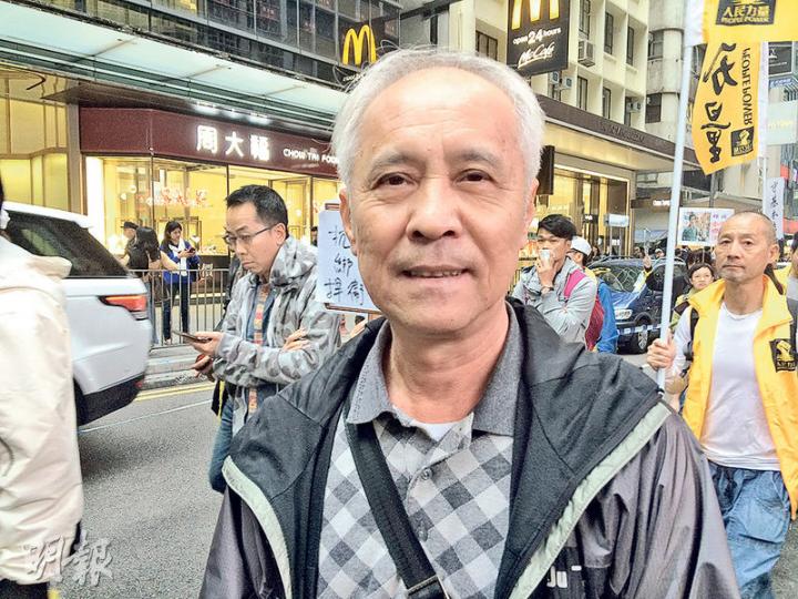 張先生說，李波失蹤事件令市民擔憂人身安全，其家人更計劃移民，盼讓下一代於更自由的環境成長。（賴嘉梨攝）謝女士帶着坐嬰兒車的兒子參加遊行，她說李波失蹤事件顯示香港的自由正被逐步蠶食，擔心下一代要在恐懼中成長。（賴嘉梨攝）居港日本人中井小姐認為，銅鑼灣書店失蹤事件破壞一國兩制及港人的核心價值，擔心香港終被內地化。（周智堅攝）