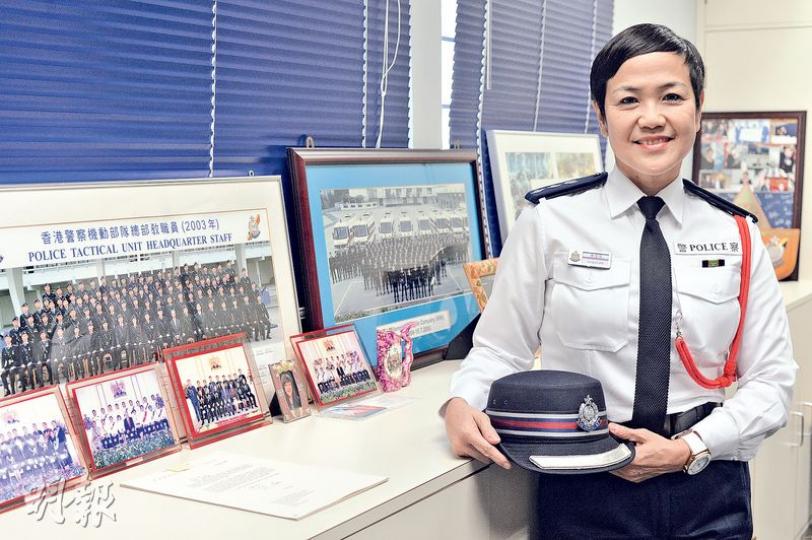 沙田區指揮官林曼茜今起告別31年警務生涯，她在任內做出多項女性第一，包括為首名女性港督副官、首名女性機動部隊教官等，亦因偵破跨國毒品大案獲頒「紅雞繩」。（馮凱鍵攝）林曼茜1993年起任港督榮譽副官，為歷來第一名女性擔任此崗位，圖為林曼茜（右）出席一項頒授儀式，從港督彭定康手中接過嘉許。（馮凱鍵攝）林曼茜（前排左三）2001年出任首名機動部隊女教官（訓練警司），當年與機動部隊人員合照，英氣十足。（馮凱鍵攝）