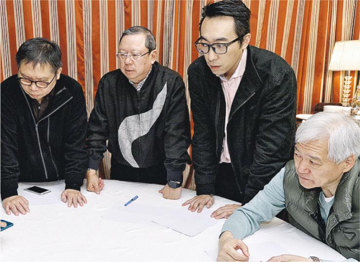 旅發局主席林建岳（左二）、旅議會總幹事董耀中（右一）、旅議會主席黃進達（右二）、旅議會前主席胡兆英（左一），昨與旅遊團購物店舖負責人會面。（馮凱鍵攝）