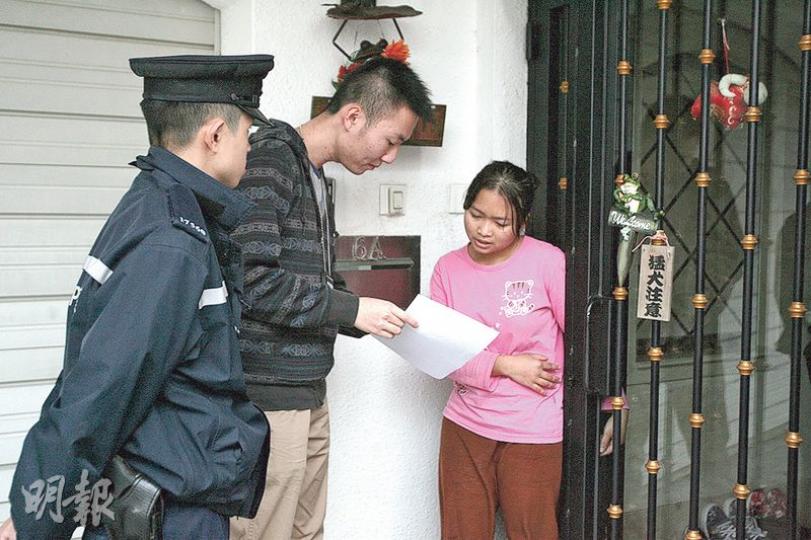 西貢甘澍路上周五揭發虐貓案，警方昨再到現場向住戶派發單張，查問與案件有關資料。（伍浦鋒攝）