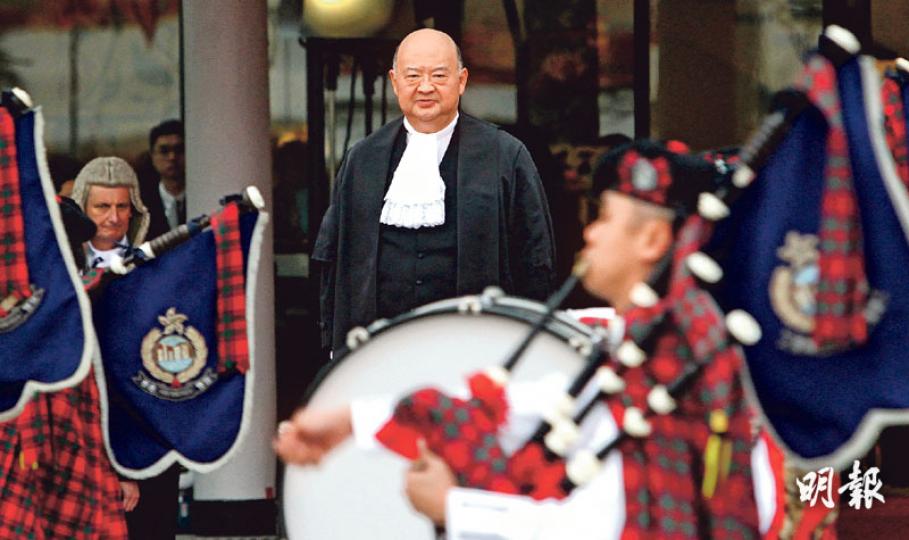 昨日60歲大壽的終審法院首席法官馬道立,在2016年法律年度儀式時檢閱儀仗隊,並先後獲律政司長袁國強及大律師公會主席譚允芝在演辭中祝賀生辰。(林俊源攝)中聯辦法律部長劉新魁(中)昨按慣例,以中聯辦代表身分出席法律年儀式,而據悉即將接任劉的清華大學法律學院院長王振民(右)亦陪同出席。左為公民黨法律界議員郭榮鏗。(林俊源攝) 昨日60歲大壽的終審法院首席法官馬道立,在2016年法律年度儀式時檢閱儀仗隊,並先後獲律政司長袁國強及大律師公會主席譚允芝在演辭中祝賀生辰。(林俊源攝)中聯辦法律部長劉新魁(中)昨按慣例,以中聯辦代表身分出席法律年儀式,而據悉即將接任劉的清華大學法律學院院長王振民(右)亦陪同出席。左為公民黨法律界議員郭榮鏗。(林俊源攝)
