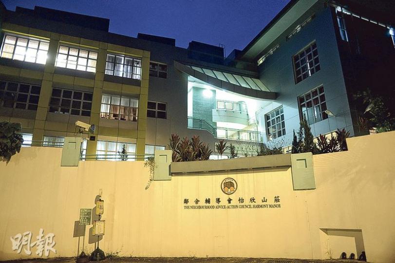 沙田鄰舍輔導會怡欣山莊雅怡居被指有任職「宿舍家長」的員工,於上周二涉欺凌及性侵犯院友。鄰舍輔導會主席曾繁光回覆本報稱,將徹查事件,若實屬必解僱涉事員工,並樂意協助家長報警。(鍾林枝攝)鄰舍輔導會怡欣山莊雅怡居被指有職員欺凌及性虐待智障人士,該會執行幹事危美玉(左)、 副服務總監麥婉芬(右)昨晚見傳媒,危美玉無交代事發細節,只稱「唔係真係打令佢哋有傷害,係玩」,但尺度不可接受。(鍾林枝攝) 沙田鄰舍輔導會怡欣山莊雅怡居被指有任職「宿舍家長」的員工,於上周二涉欺凌及性侵犯院友。鄰舍輔導會主席曾繁光回覆本報稱,將徹查事件,若實屬必解僱涉事員工,並樂意協助家長報警。(鍾林枝攝)鄰舍輔導會怡欣山莊雅怡居被指有職員欺凌及性虐待智障人士,該會執行幹事危美玉(左)、 副服務總監麥婉芬(右)昨晚見傳媒,危美玉無交代事發細節,只稱「唔係真係打令佢哋有傷害,係玩」,但尺度不可接受。(鍾林枝攝)
