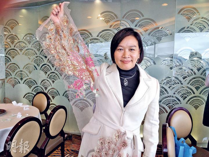 梁美芬早前幫深水埗「棚仔」布市場嘅小販,同局方商討清拆後嘅重置安排,佢攞住呢條手工精細嘅絲巾,就係由「棚仔」商戶所送。(梁智康攝) 梁美芬早前幫深水埗「棚仔」布市場嘅小販,同局方商討清拆後嘅重置安排,佢攞住呢條手工精細嘅絲巾,就係由「棚仔」商戶所送。(梁智康攝)