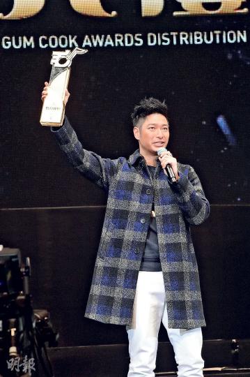 王宗堯唱《胸追人》緊張到甩嘴。(攝影:鍾偉茵)葉蘊儀性感演繹《中女羅生門》。(攝影:鍾偉茵)小鳳姐很受歡迎,在觀眾席忙揮手打招呼。(攝影:鍾偉茵)張崇基與張崇德跟觀眾大合唱《喜氣洋洋》送給小鳳姐,氣氛high爆。(攝影:鍾偉茵)方健儀獲分獎被司儀讚有仙氣。(攝影:鍾偉茵) 王宗堯唱《胸追人》緊張到甩嘴。(攝影:鍾偉茵)葉蘊儀性感演繹《中女羅生門》。(攝影:鍾偉茵)小鳳姐很受歡迎,在觀眾席忙揮手打招呼。(攝影:鍾偉茵)張崇基與張崇德跟觀眾大合唱《喜氣洋洋》送給小鳳姐,氣氛high爆。(攝影:鍾偉茵)方健儀獲分獎被司儀讚有仙氣。(攝影:鍾偉茵)