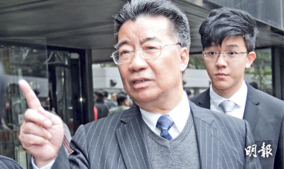 全國政協前委員劉夢熊（前）被控意圖妨礙司法公正，他昨自辯時「大爆」協助特首梁振英助選後，不但獲承諾成為梁唯一推薦的政協常委，更獲提議「列出清單」，讓劉選擇在特區政府中任何諮詢機構中擔任公職。（郭慶輝攝）數名操普通話的人昨日與劉夢熊（右二）在區域法院外拉起印有「劉夢熊香港良心」字眼的橫額，以示支持劉。（郭慶輝攝）