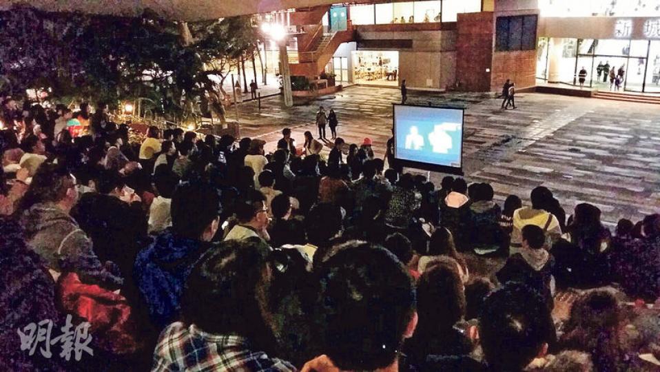 前晚毛記電視「勁曲金曲分獎禮」由nowTV直播，有市民在沙田、中環、西環等各區以投影器戶外直播。沙田新城市廣場前晚有數百人聚集看直播，市民不時齊唱獲獎歌曲，氣氛熱烈。（鄧力行攝）