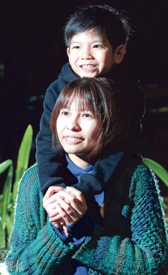 劉皓嵐（上）其實近年也有不少幕前演出機會，前晚因參與毛記電視分獎禮而為網民談論，但媽媽（下）強調他不是童星，「只是皓嵐仔而已，與其他小朋友沒分別！」（劉焌陶攝）