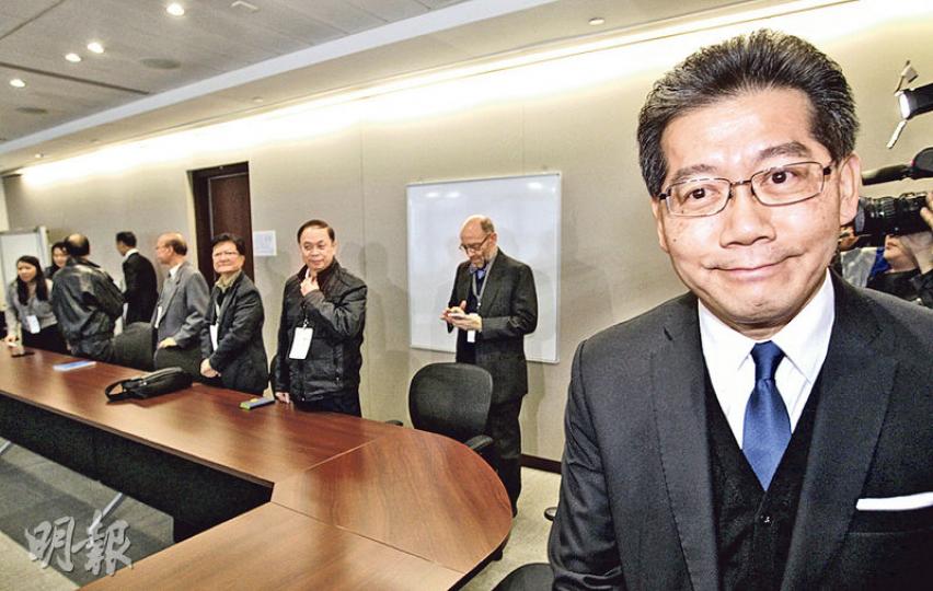 商務及經濟發展局長蘇錦樑（前）昨安排版權業代表與公民黨郭榮鏗會晤，並在會上籲郭讓步。蘇否認偏幫業界，指自己「有一個開放的態度」。（郭慶輝攝）
