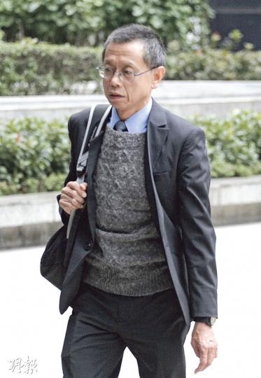 海事處前高級驗船督察黃鑑清（圖）被控在海難調查委員會聆訊中作假證供，訛稱檢查時確認船上有12件小童救生衣，但船上實無小童救生衣，案件昨日在區院續審。（郭慶輝攝）