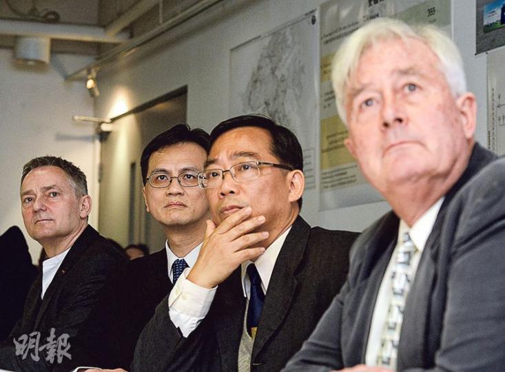 港大房地產及建設系研究團隊分析本港過去25年的綜合發展區項目，發現當中146個綜合發展區住宅項目只有65個竣工，意味近10萬個單位被「凍結」。圖為參與研究的港大房地產及建設系主任鄒廣榮（左二）及教授黎偉聰（右二）等學者。（劉焌陶攝）