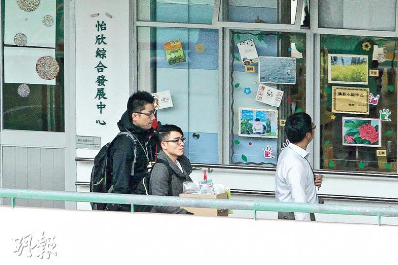 約10名重案組探員昨午3時許到馬鞍山鄰舍輔導會怡欣山莊院舍調查，檢走一批物品。（林俊源攝）